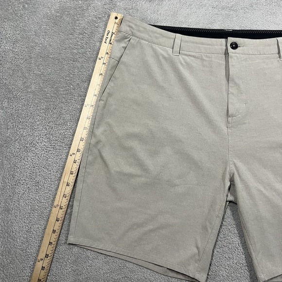 Vuori Aim Shorts Mens 38 Beige V368 Chino Golf Stretch Lightweight Performance - Picture 3 of 14